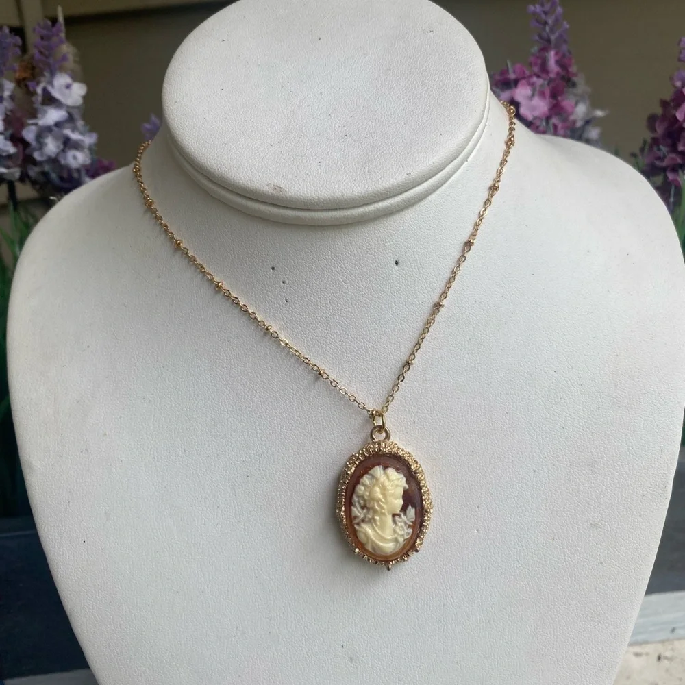 Elegant Gold Cameo Pendant Necklace - Picture 9 of 9